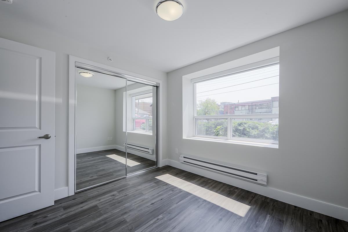 7 Elizabeth Street North - Photo 7 of 36