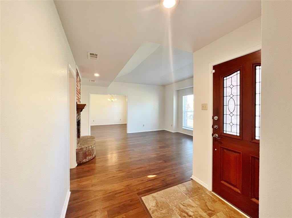 906 Moore St - Photo 3 of 16