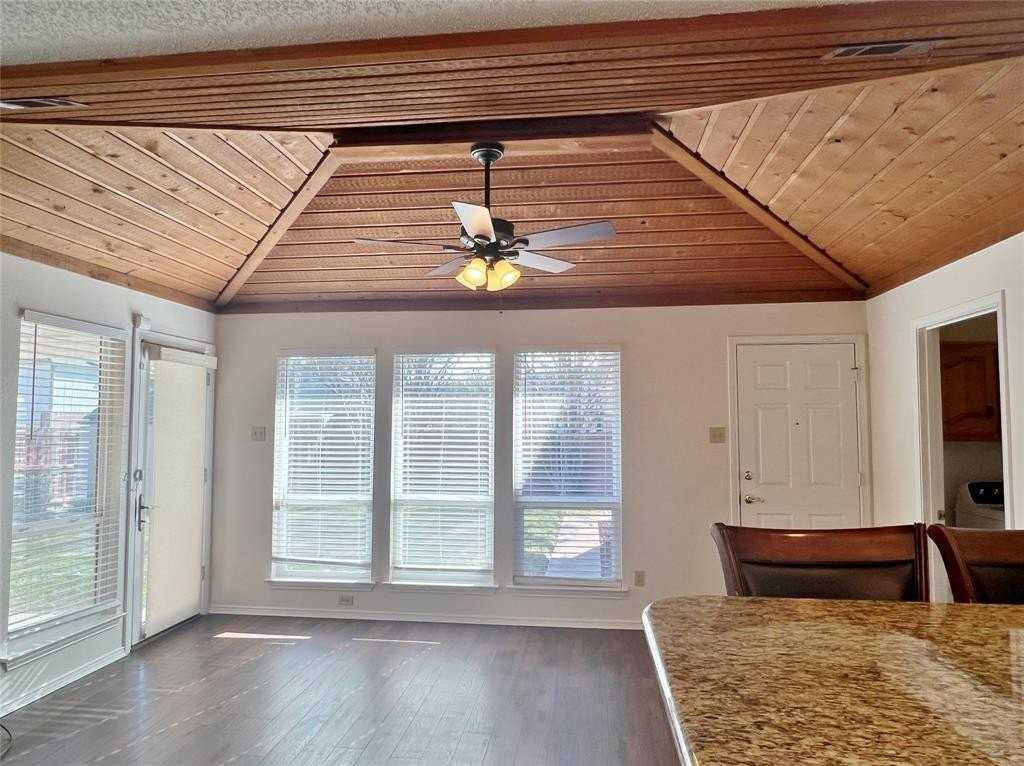 906 Moore St - Photo 5 of 16