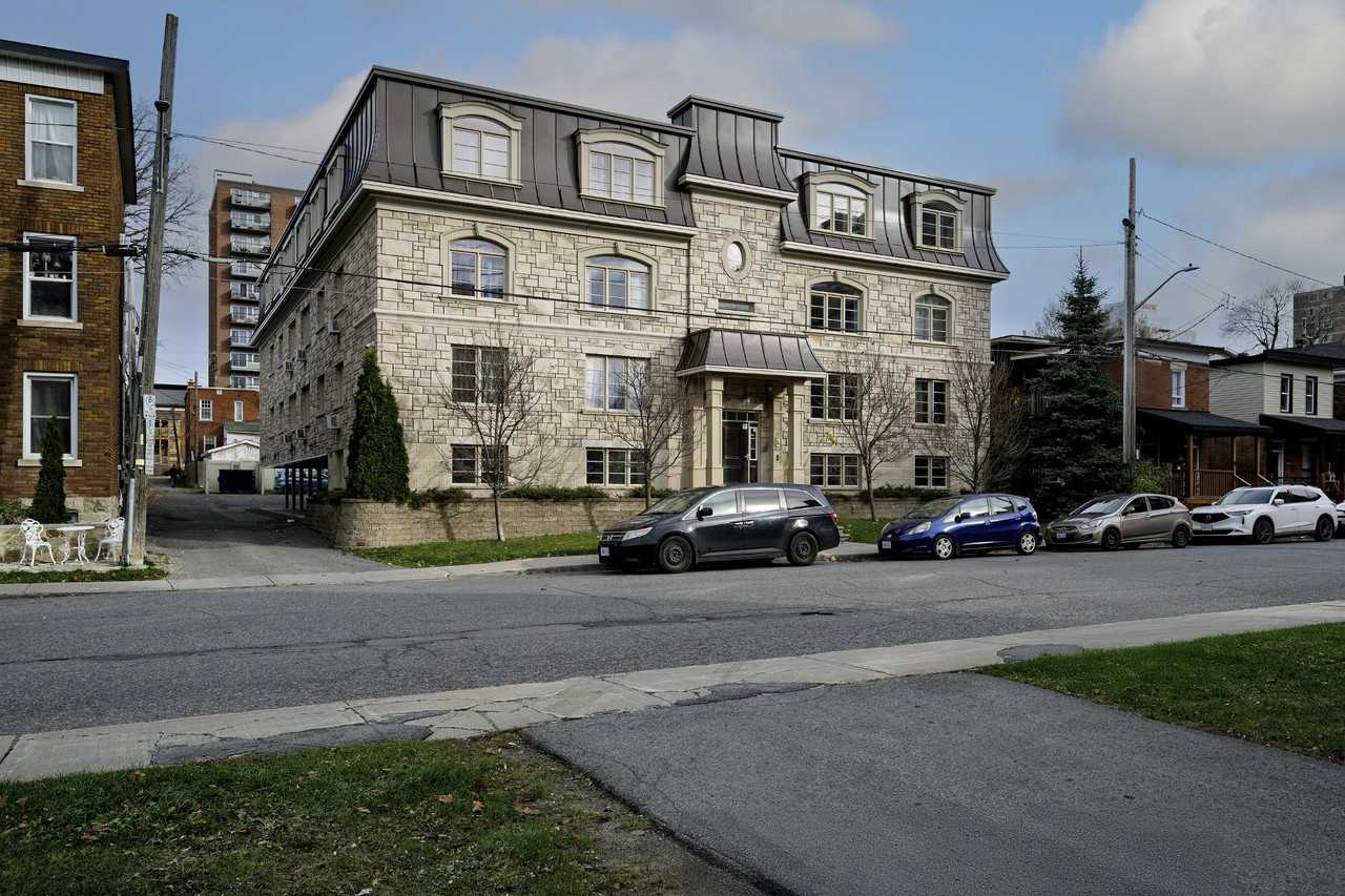 307 Lebreton St South - Photo 2 of 38