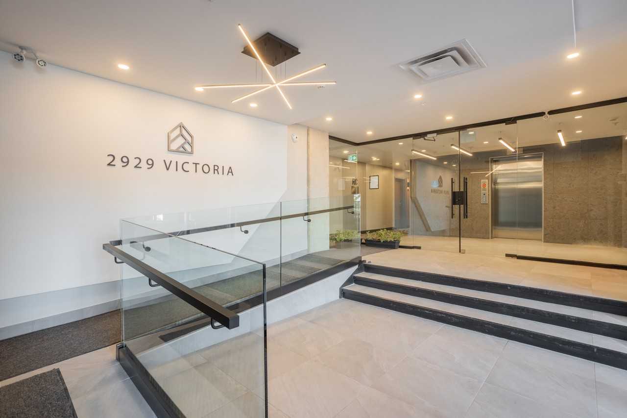 2929 VICTORIA - Photo 4 of 37