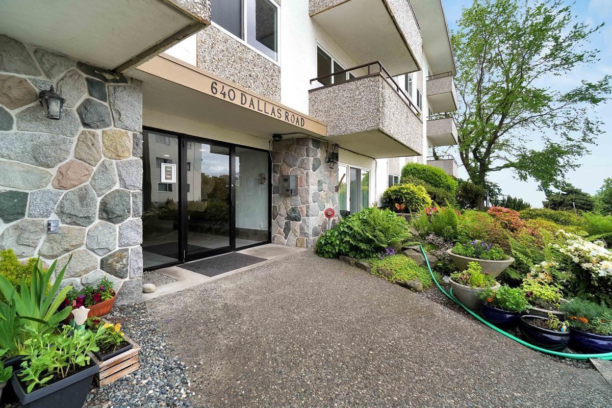 Royal Reef Apartments - Photo 6 of 19