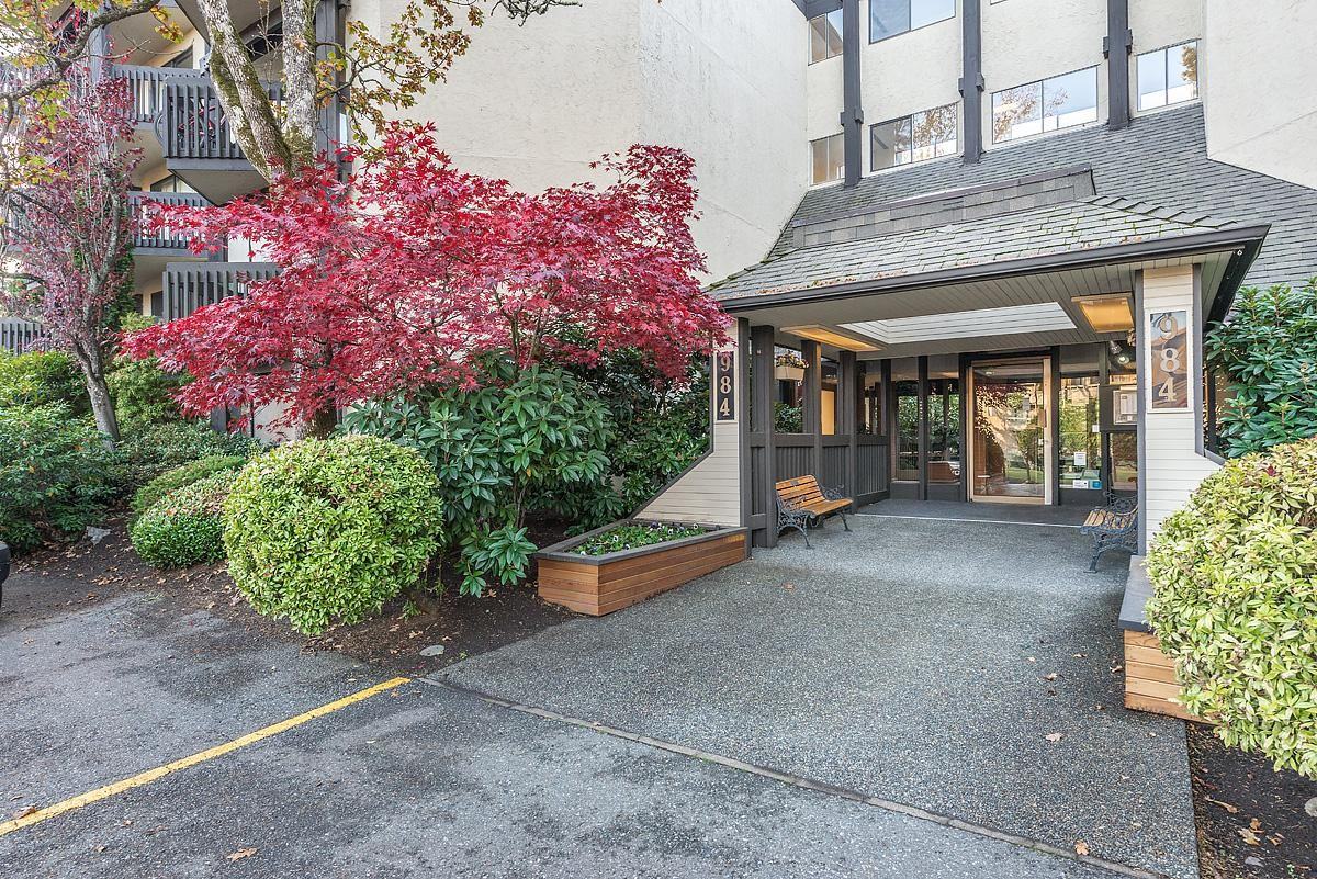 984 McKenzie Apartments - Photo 6 of 31