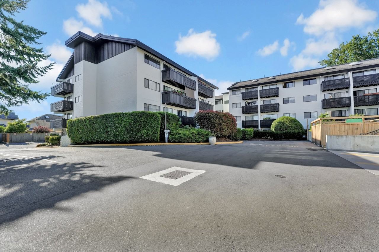 Roberts Manor Apartments - Photo 3 of 15