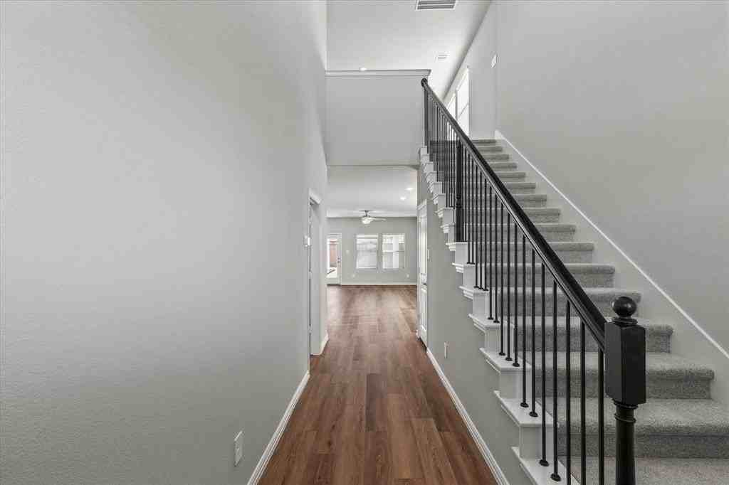 3935 Worth Dr - Photo 4 of 38