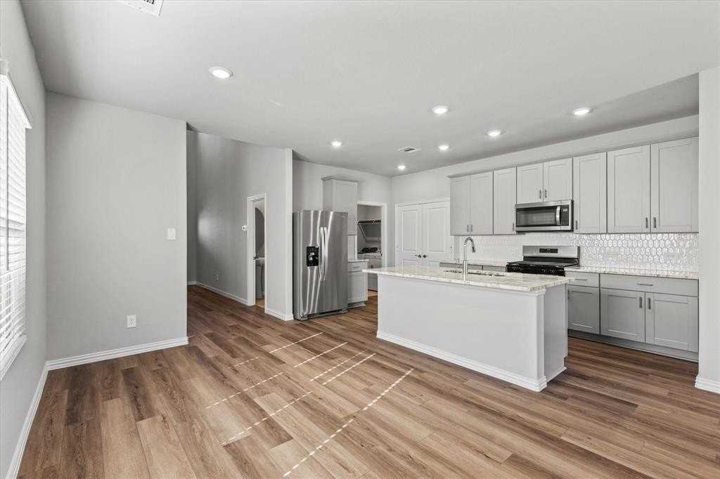 3935 Worth Dr - Photo 6 of 38