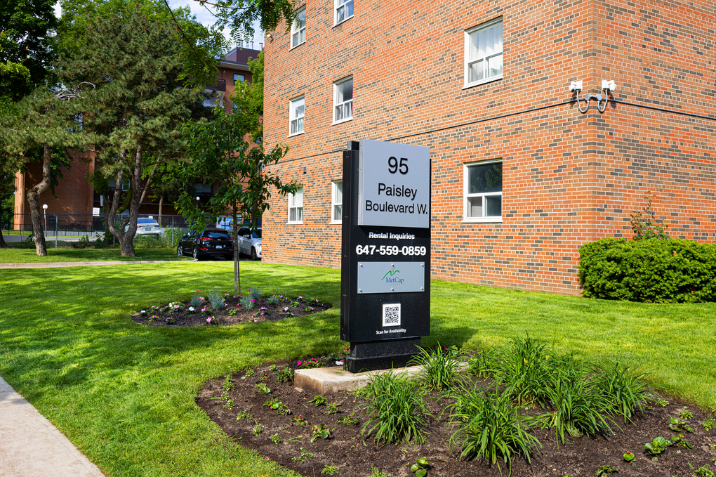 95 Paisley Boulevard West - Photo 3 of 21