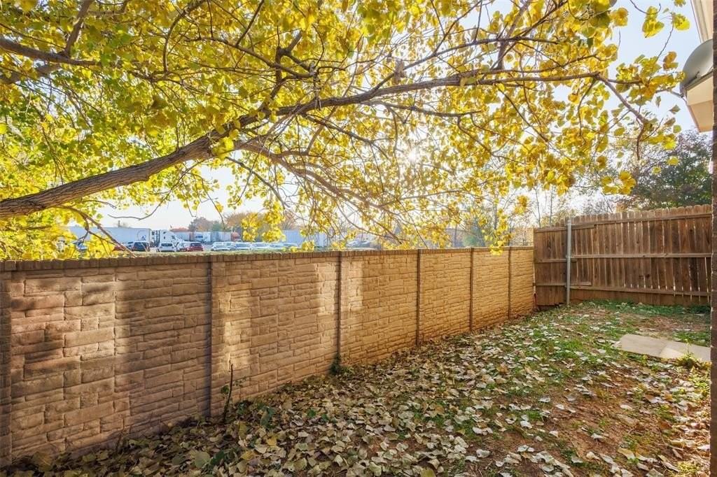 2338 Kingsway Dr - Photo 2 of 11