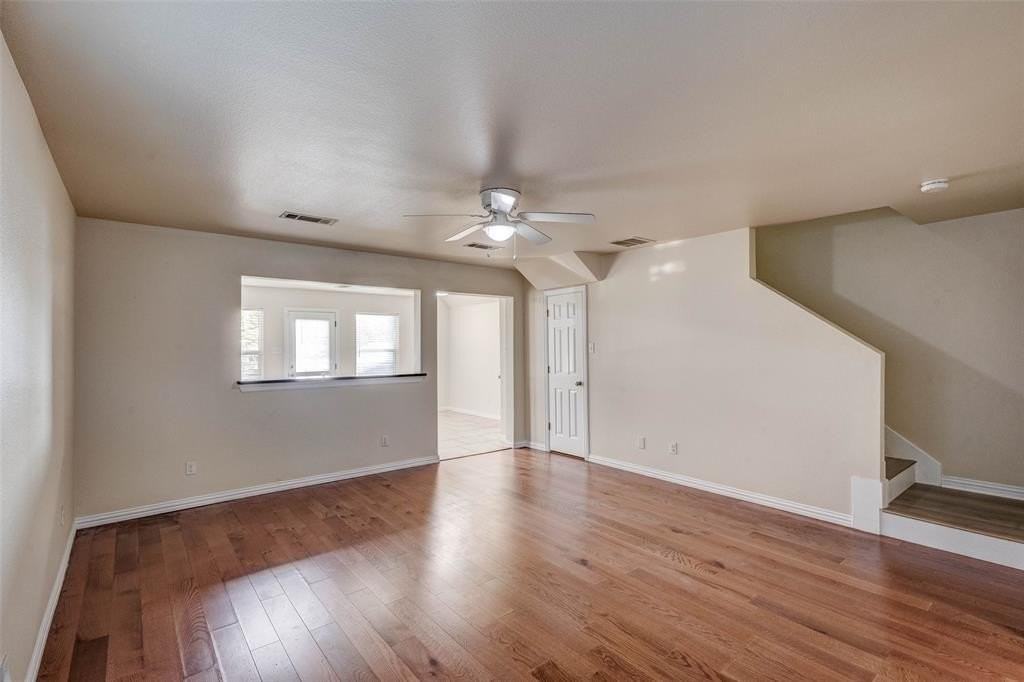 2338 Kingsway Dr - Photo 3 of 11