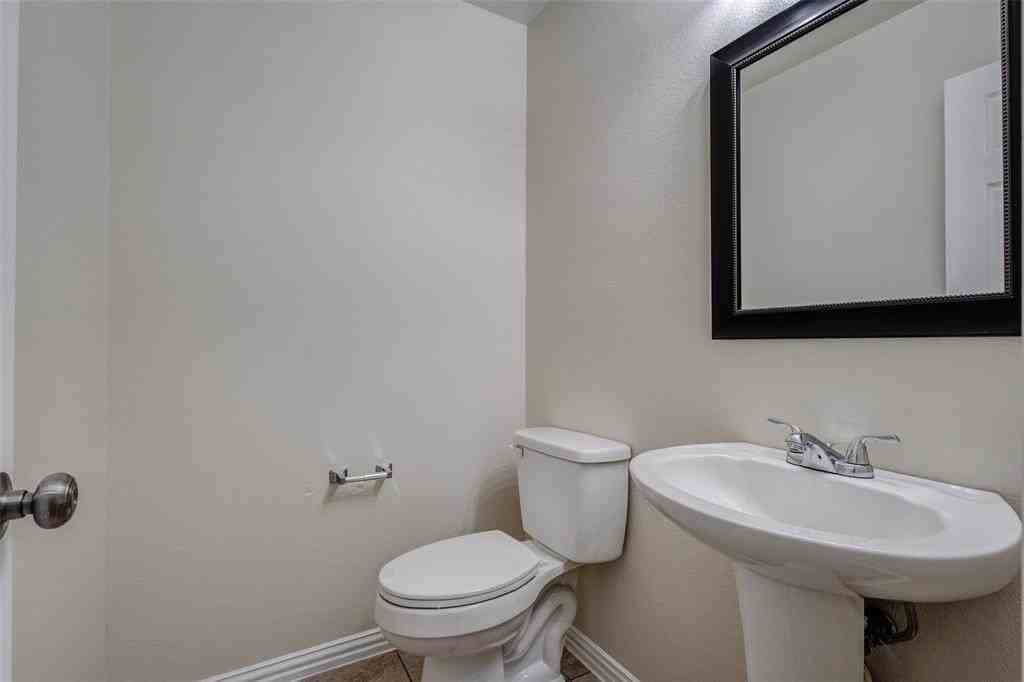 2338 Kingsway Dr - Photo 4 of 11