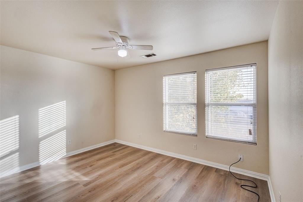 2338 Kingsway Dr - Photo 6 of 11