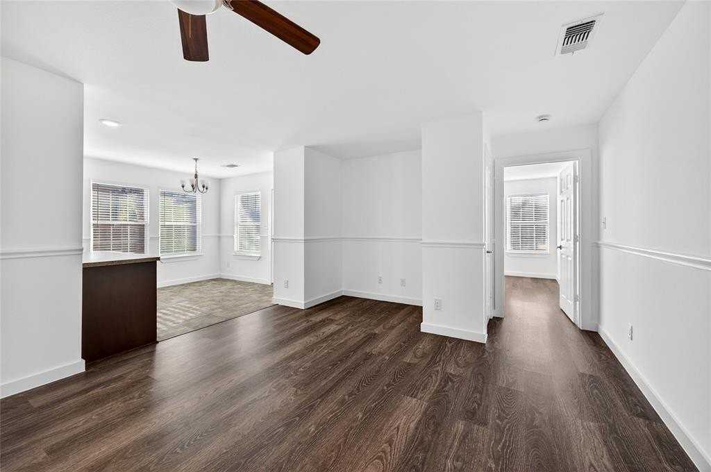 704 E Sycamore St - Photo 5 of 32