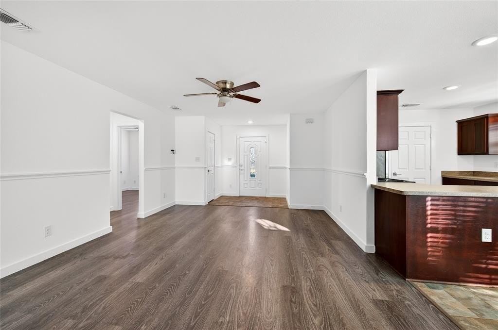 704 E Sycamore St - Photo 7 of 32