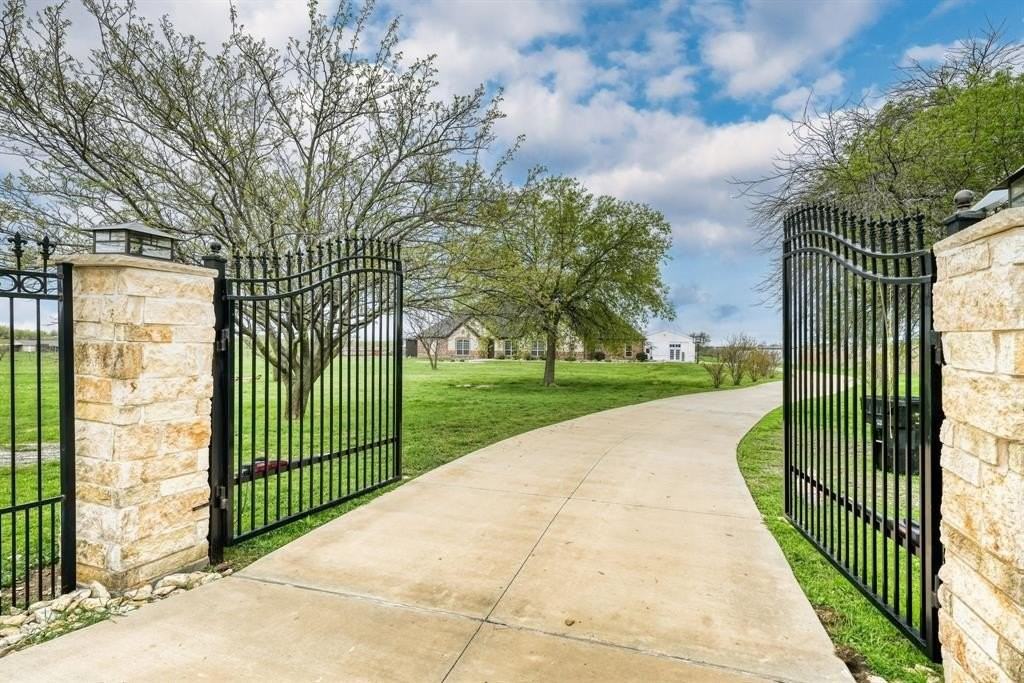 1192 Seaborn Rd - Photo 3 of 40