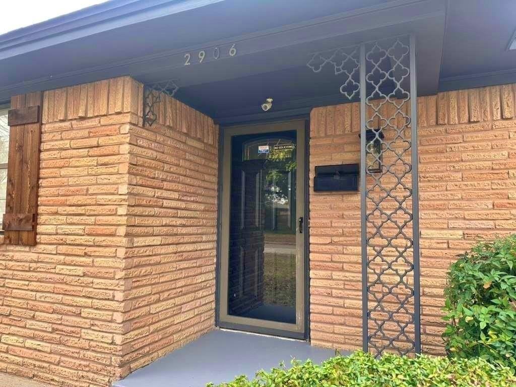 2906 Sharpview Ln - Photo 3 of 24