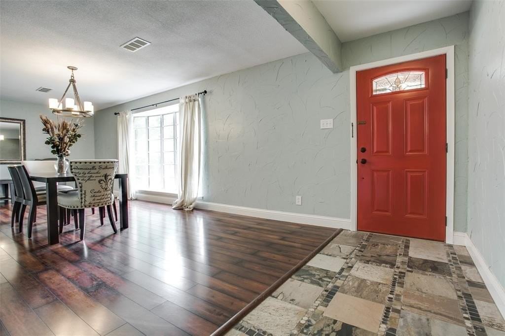 2906 Sharpview Ln - Photo 4 of 24