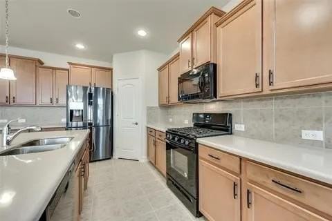 421 Windward Dr - Photo 6 of 38