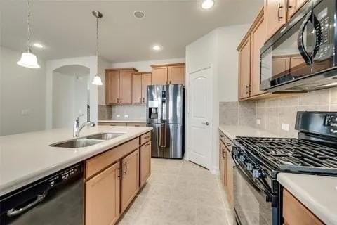 421 Windward Dr - Photo 7 of 38