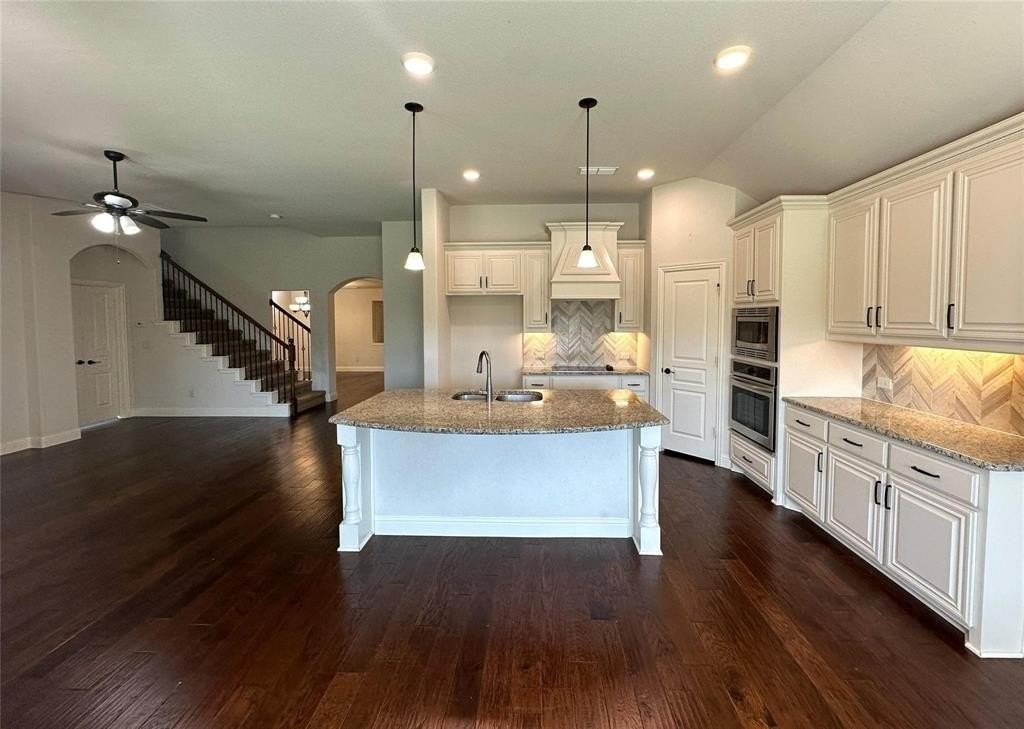 520 Stillwater Dr - Photo 4 of 27