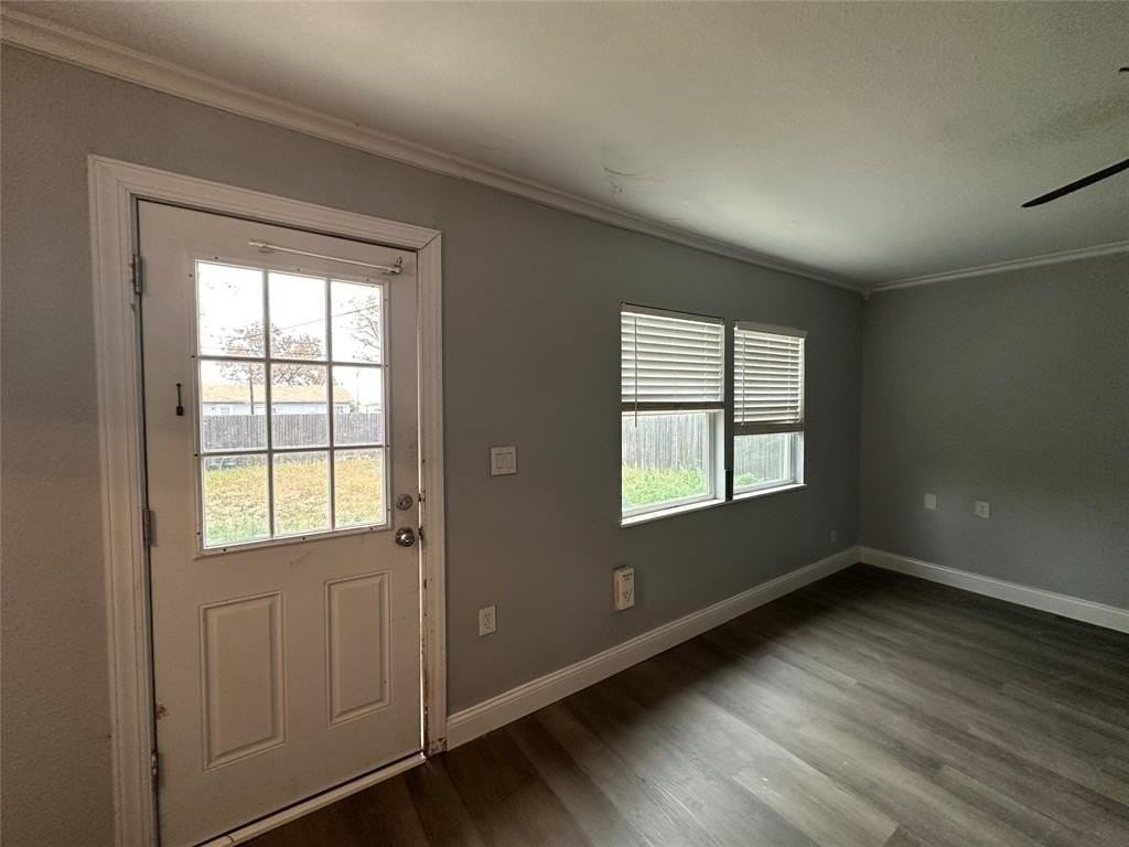 2058 Collins Ave - Photo 4 of 11