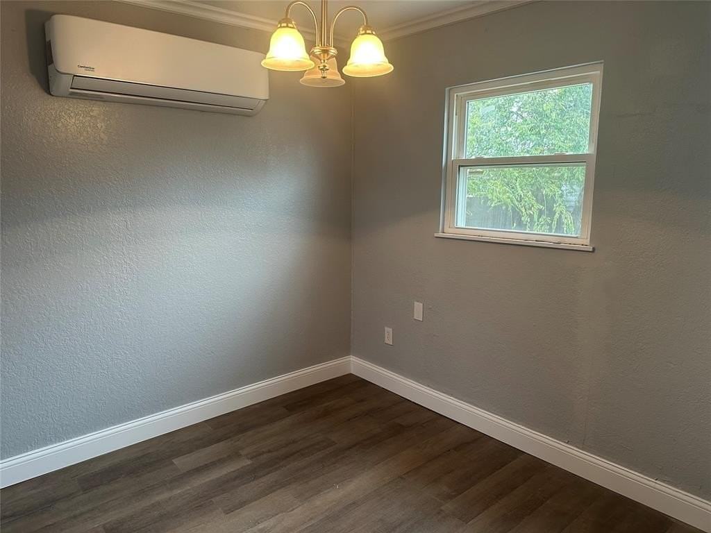 2058 Collins Ave - Photo 7 of 11