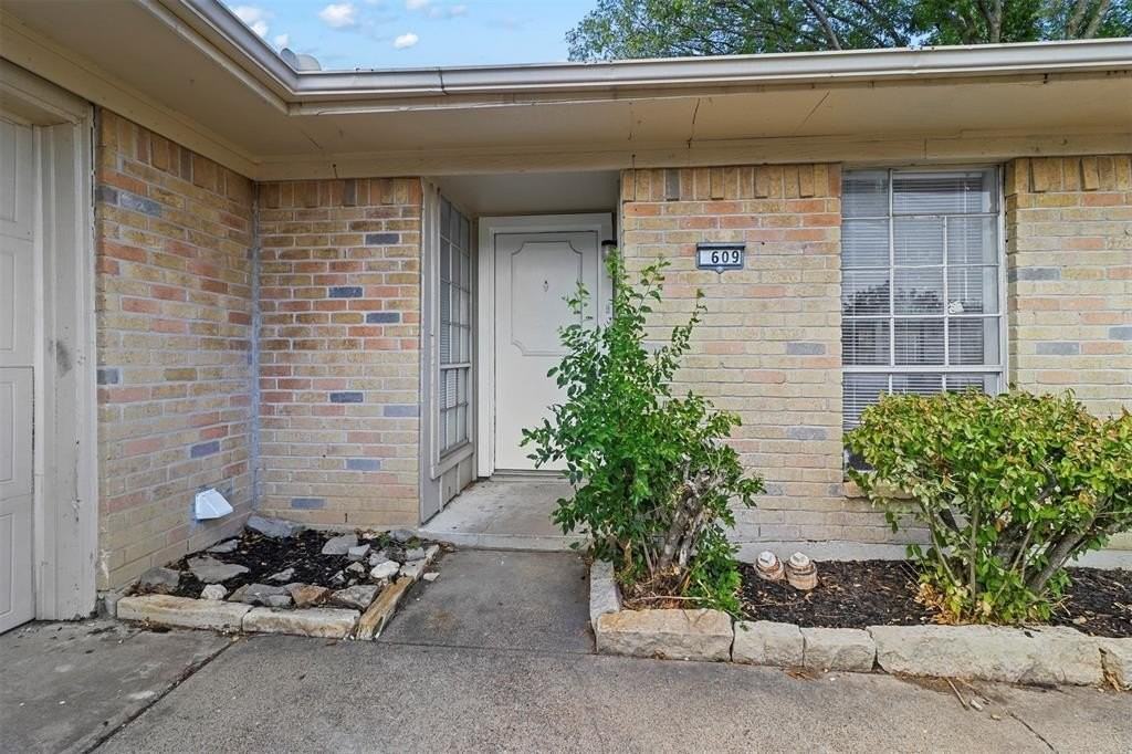 609 Shadyglen Dr - Photo 3 of 17