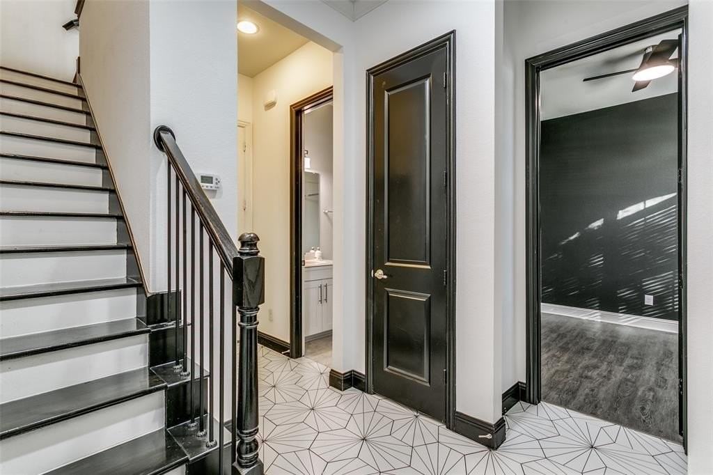 515 W Royal Ln - Photo 2 of 16