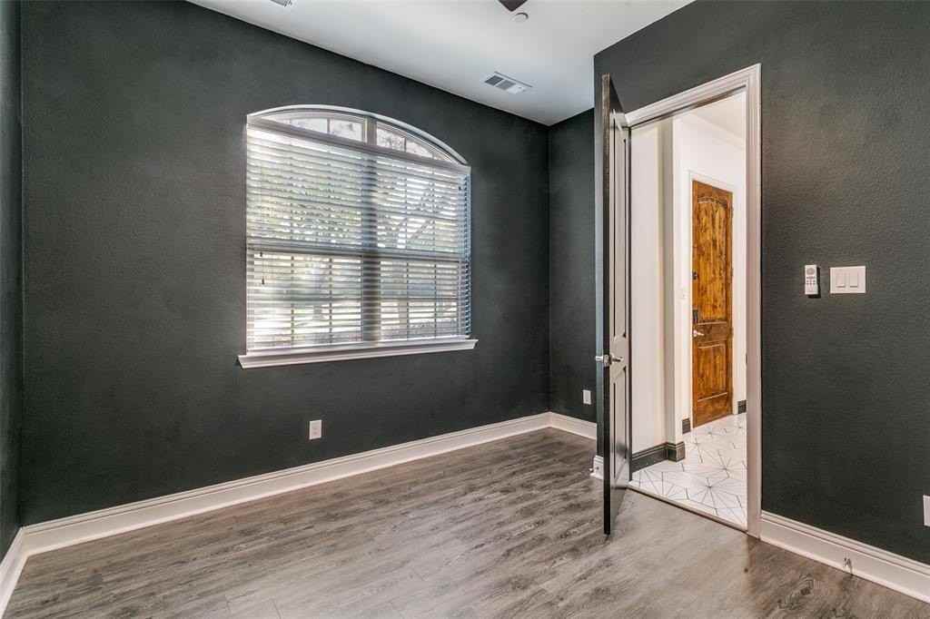 515 W Royal Ln - Photo 3 of 16