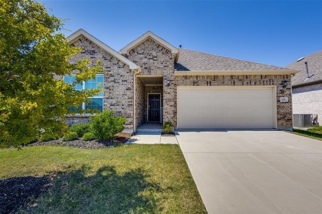 705 Adelyn St - Photo 3 of 25