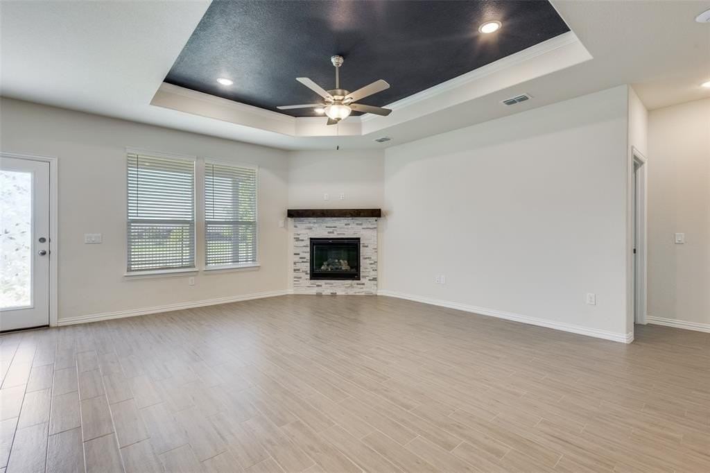 705 Adelyn St - Photo 5 of 25