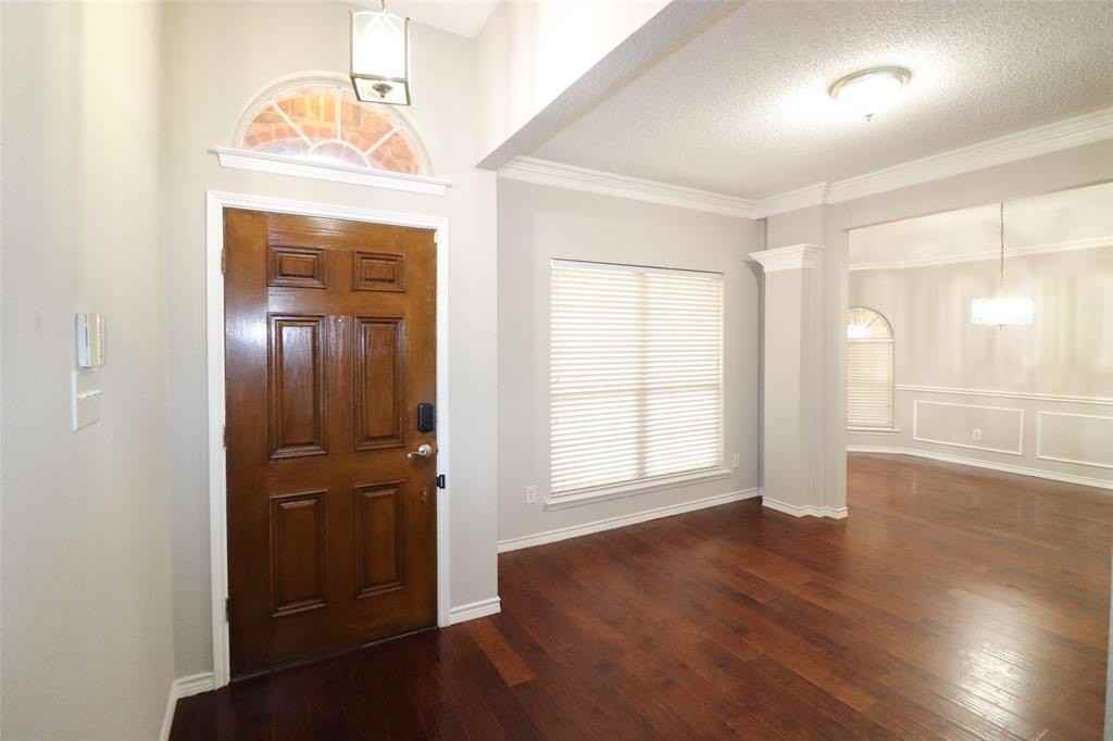 2202 Lone Pecan Dr - Photo 3 of 31