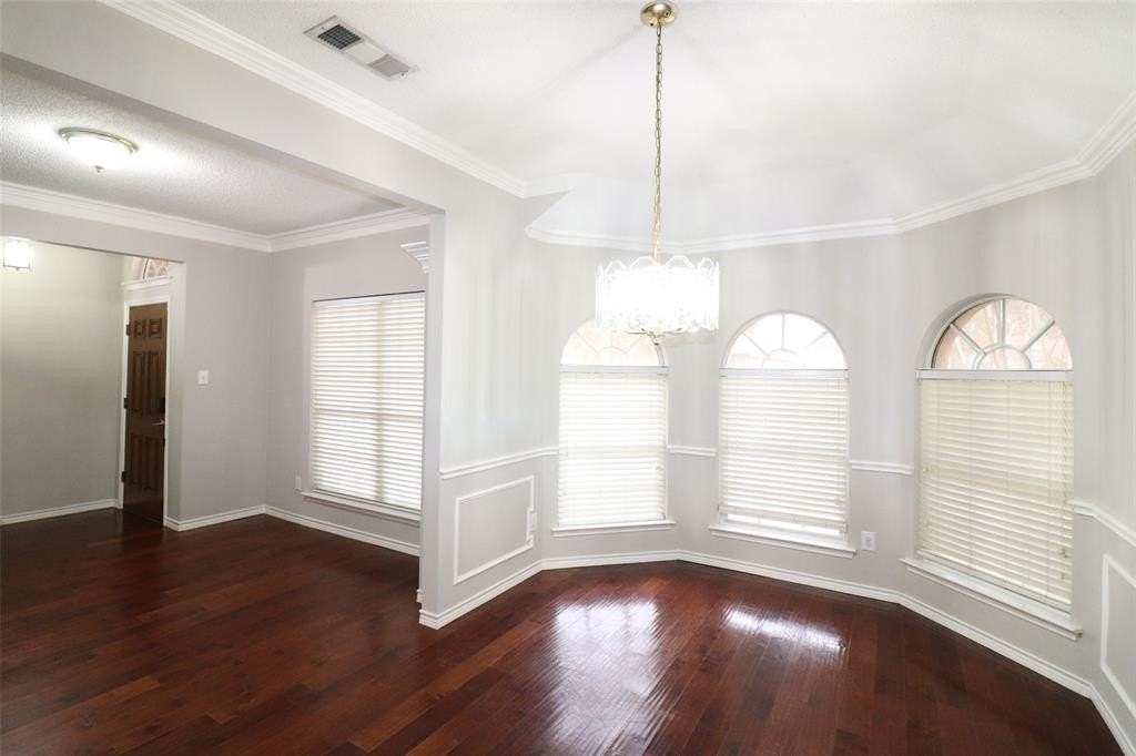 2202 Lone Pecan Dr - Photo 5 of 31