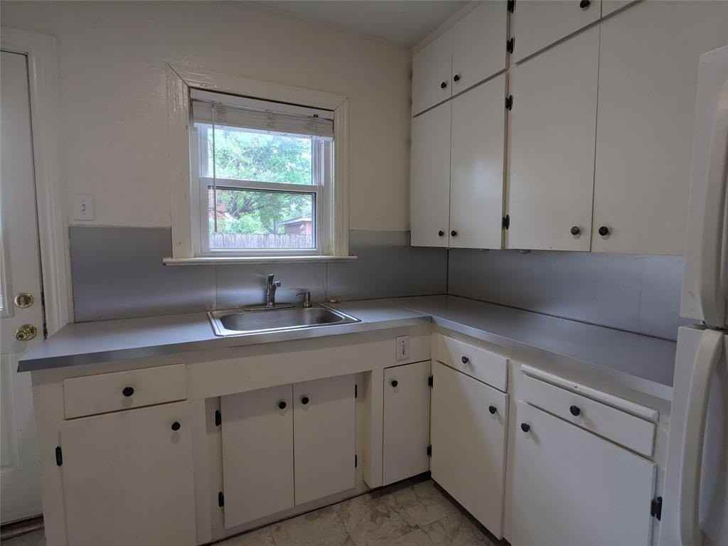 5455 Longview St - Photo 6 of 10