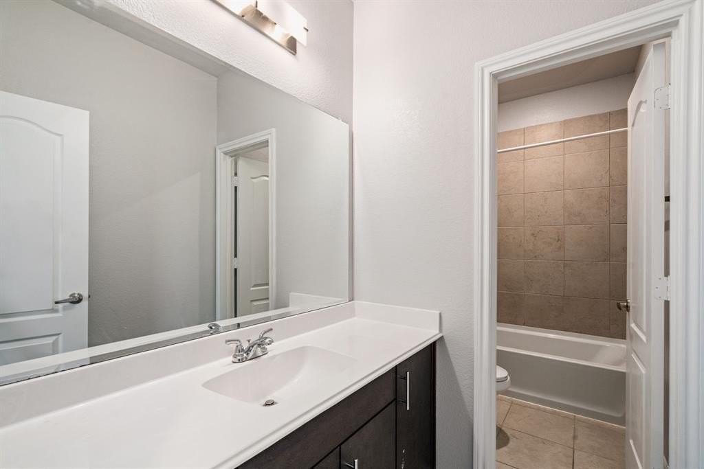 812 Roxby Ct - Photo 3 of 20