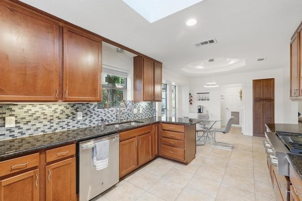 1617 Oak Creek Dr - Photo 7 of 40