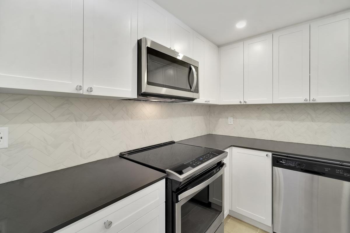 1433 Burnaby Street - Photo 5 of 16