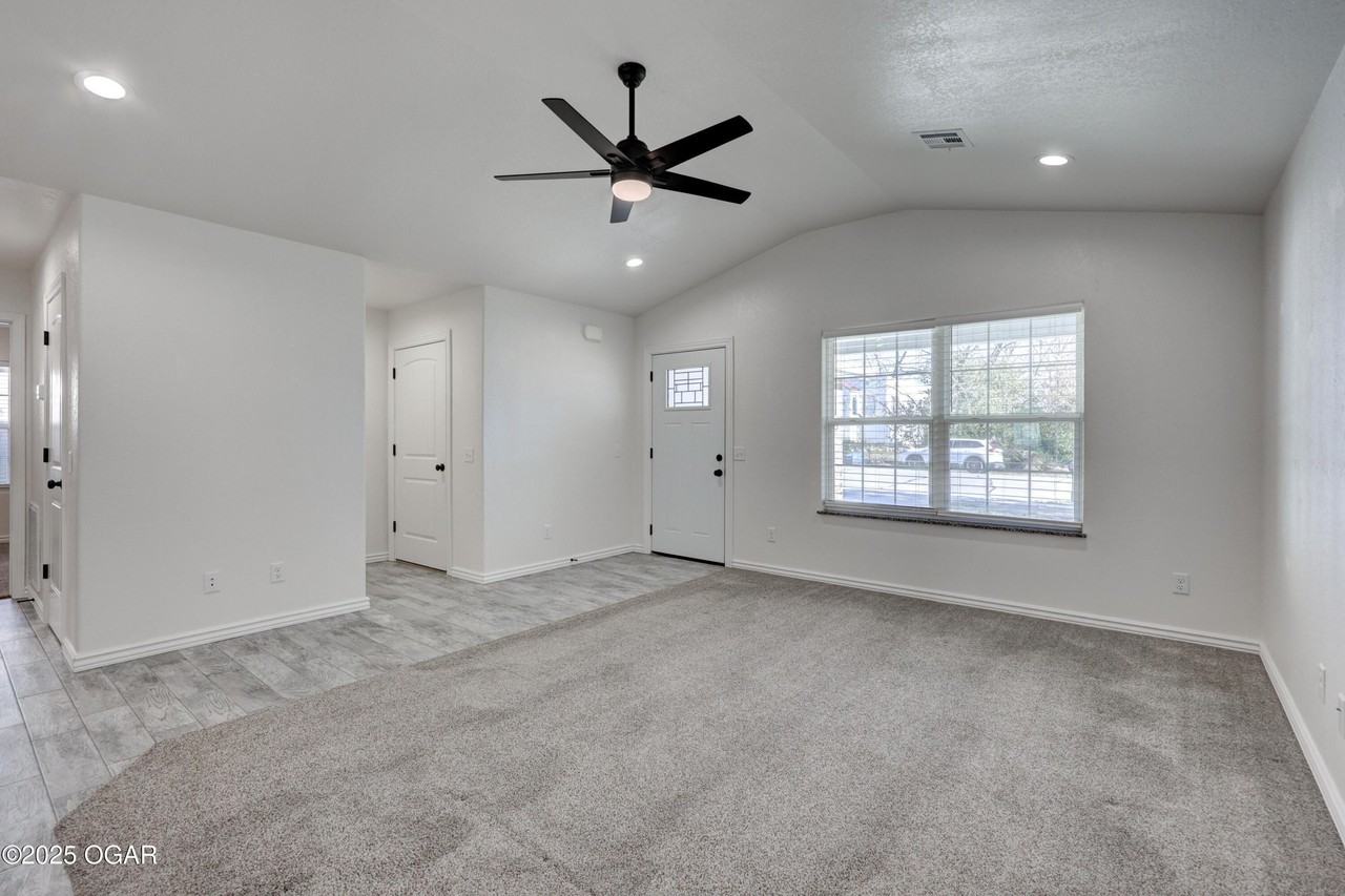 1506 Roosevelt Ave - Photo 2 of 12