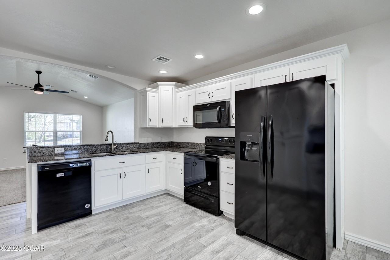 1506 Roosevelt Ave - Photo 3 of 12