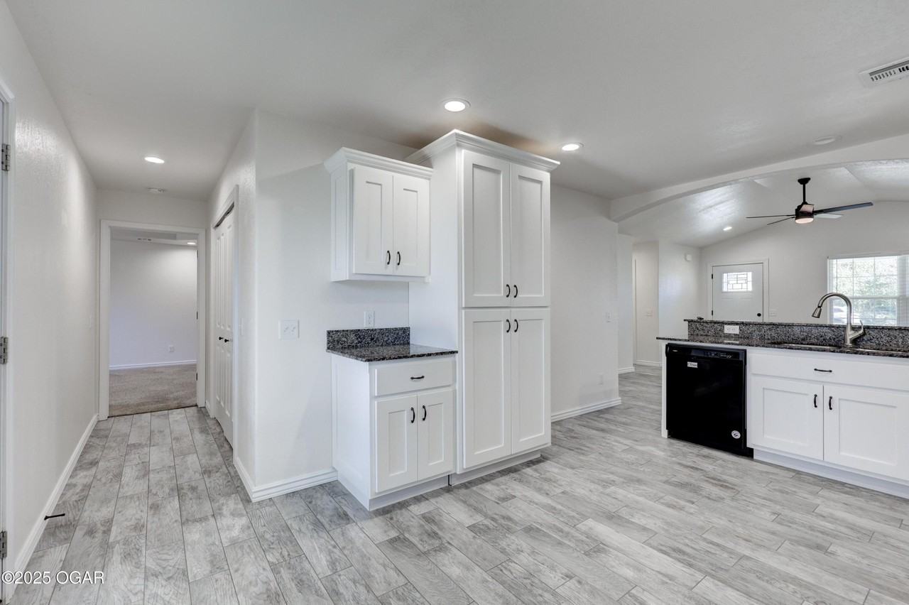 1506 Roosevelt Ave - Photo 4 of 12