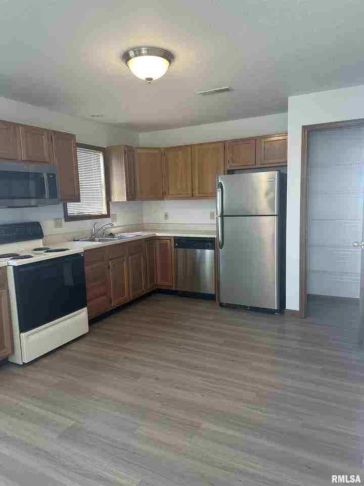 3130 Cascade Dr - Photo 2 of 11