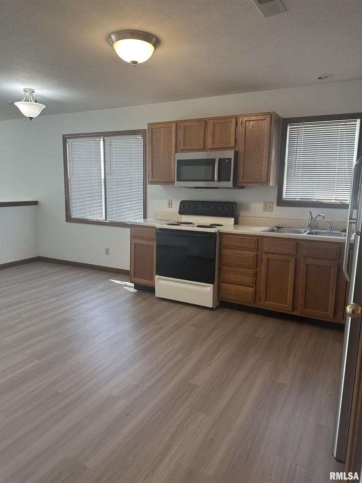 3130 Cascade Dr - Photo 3 of 11