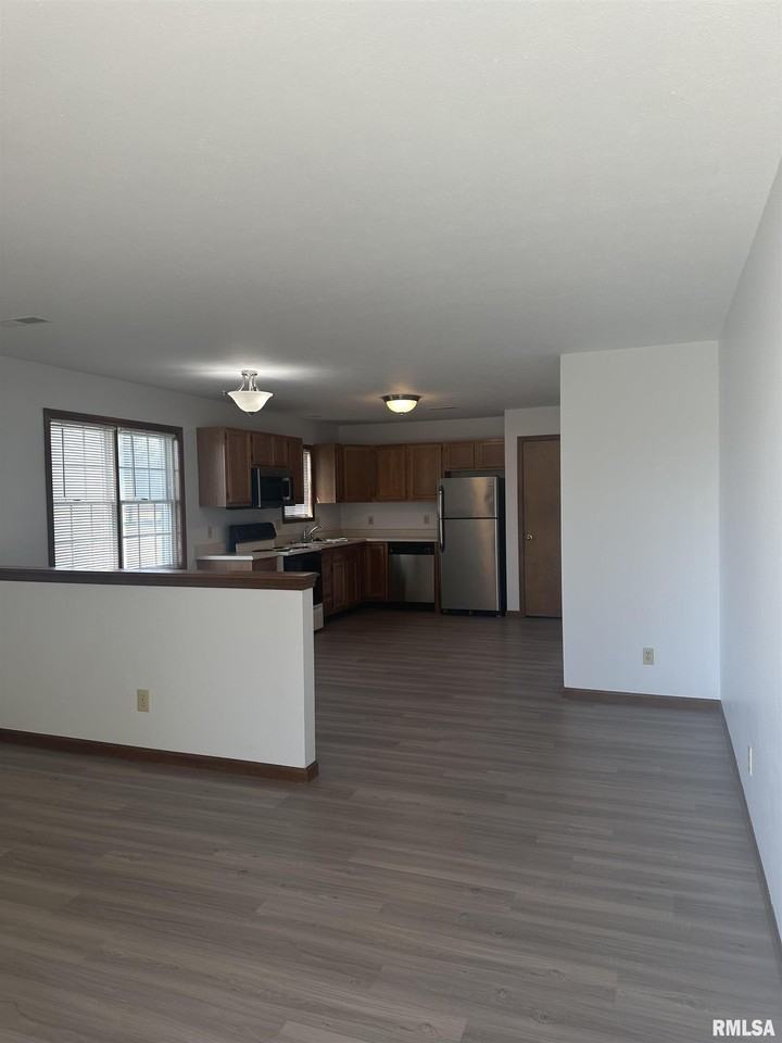 3130 Cascade Dr - Photo 4 of 11