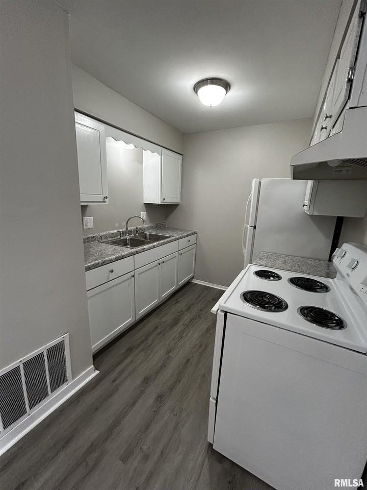 1902 Sheridan Rd Apt 2 #2 - Photo 4 of 9