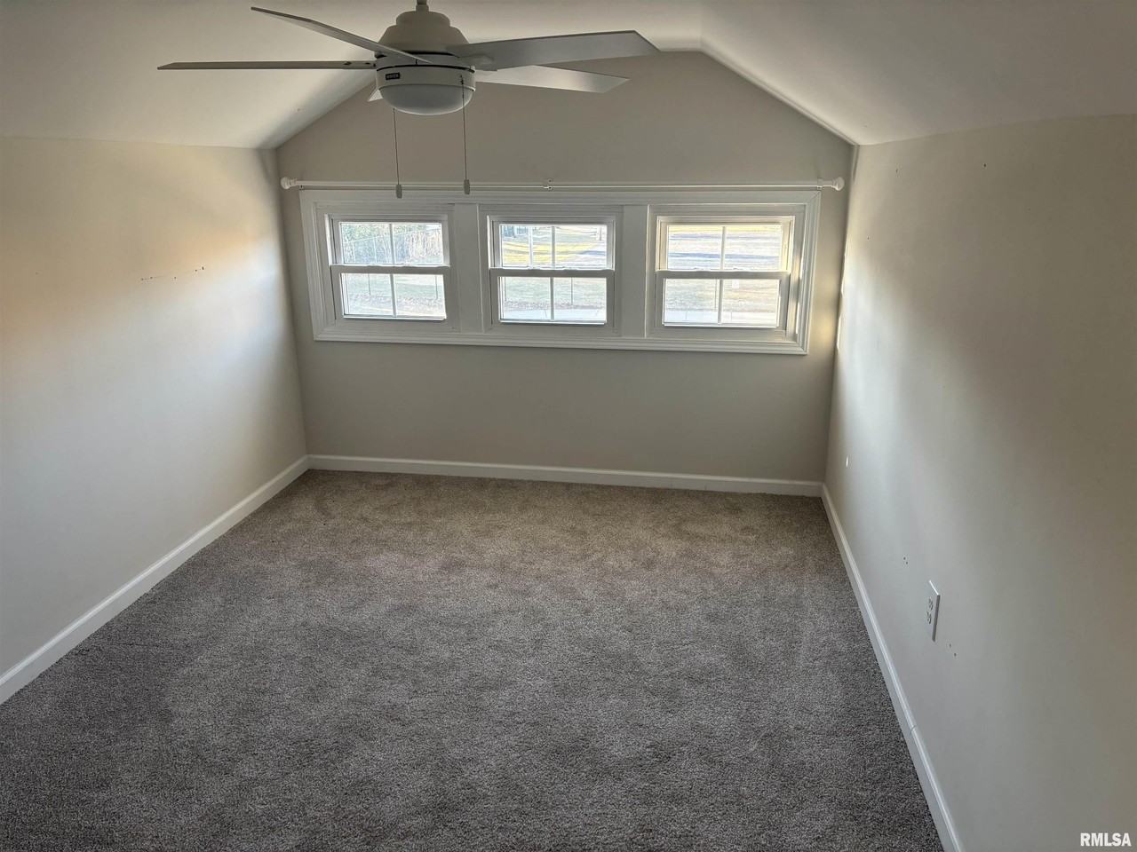 2623 W Rohmann Ave - Photo 2 of 13