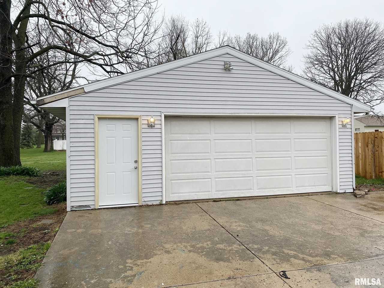 303 Central Ave - Photo 4 of 39