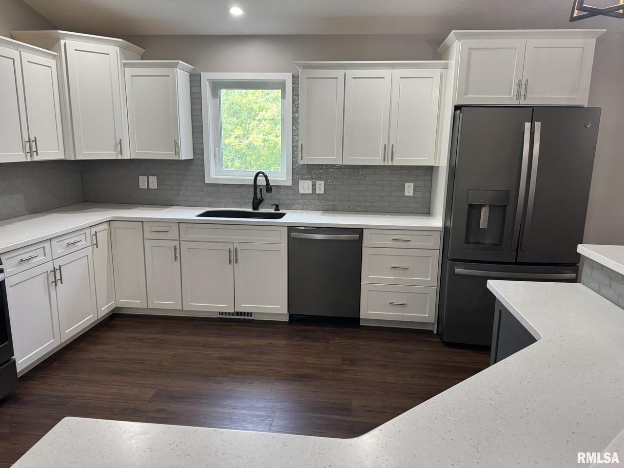 18 Elmwood Dr - Photo 7 of 39