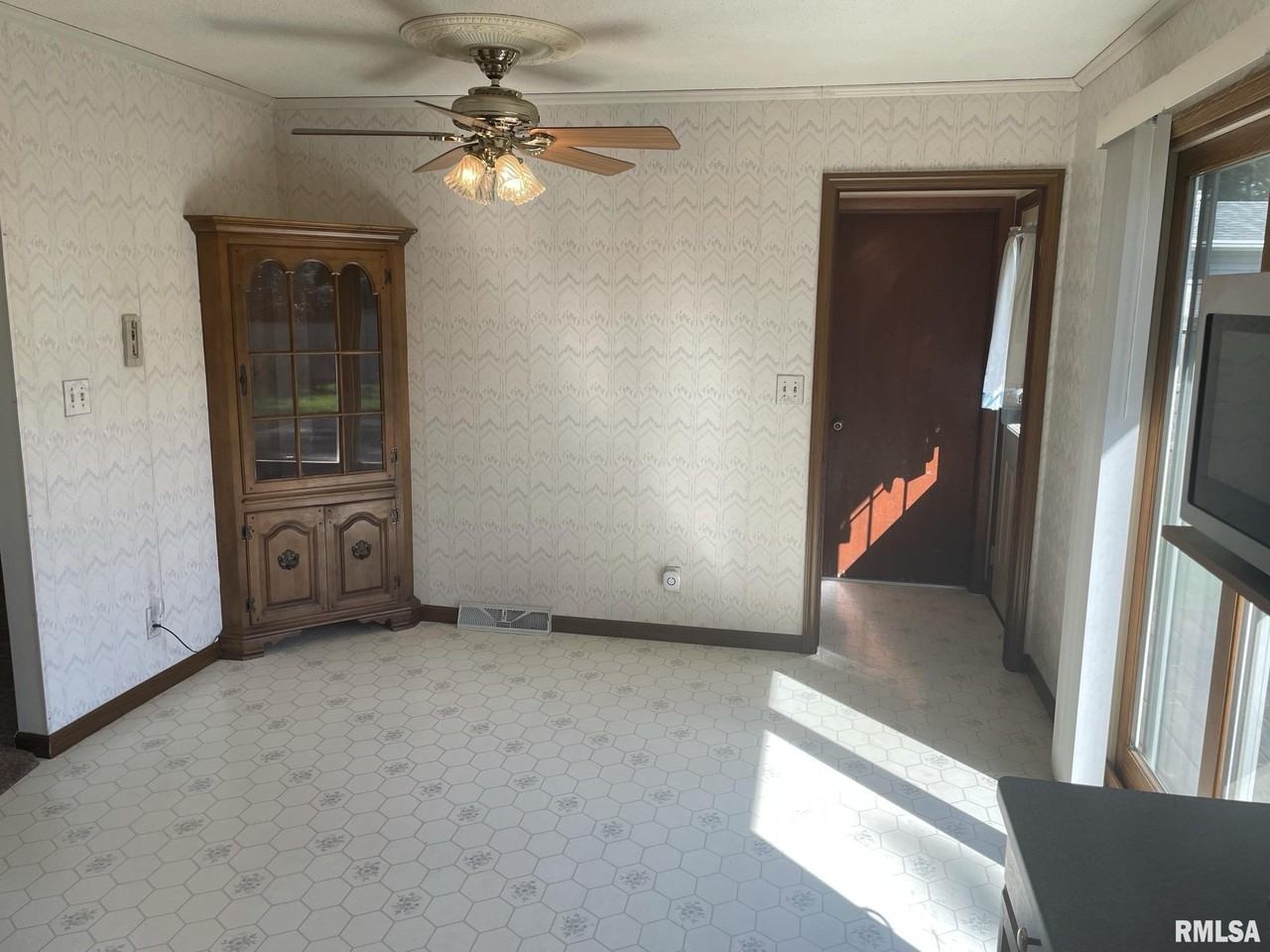 4625 Candlelight Dr - Photo 5 of 21