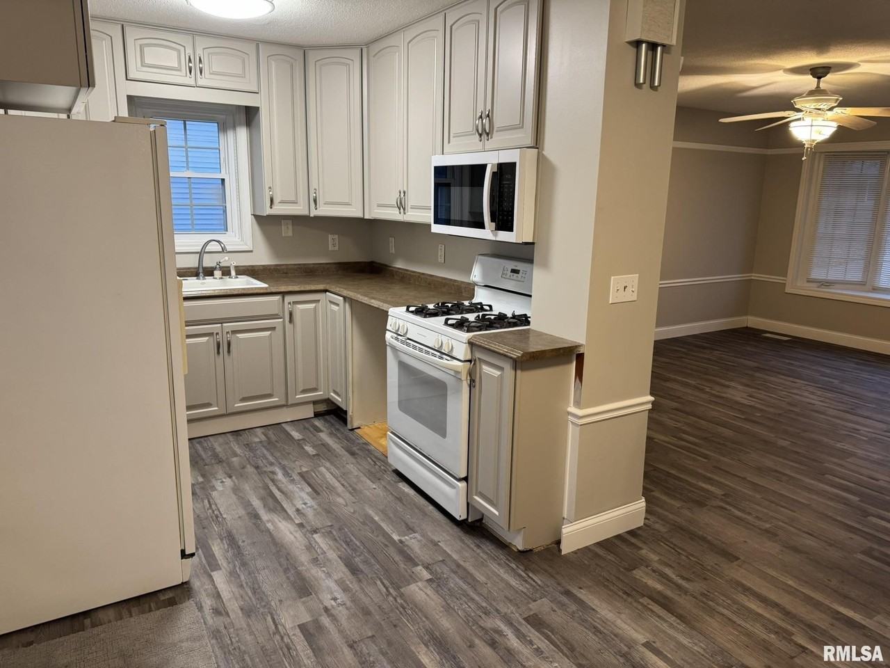 1868 Kings Dr - Photo 2 of 14