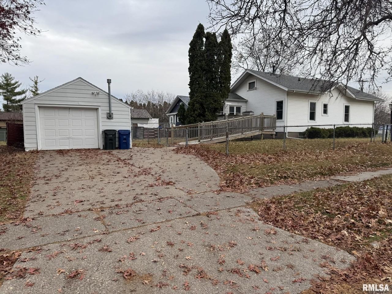 3122 W Locust St - Photo 3 of 21