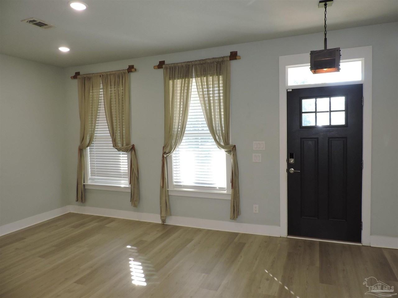 1058 W Brainerd St - Photo 4 of 24